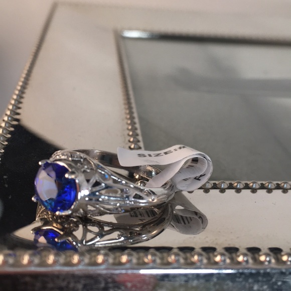 Stunning Blue Sapphire Ring in Silvertone Size 8 - Picture 3 of 5